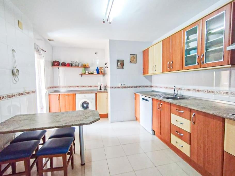 Spacious 4 Bedroom With Parking In Town Centre, Nerja Bagian luar foto