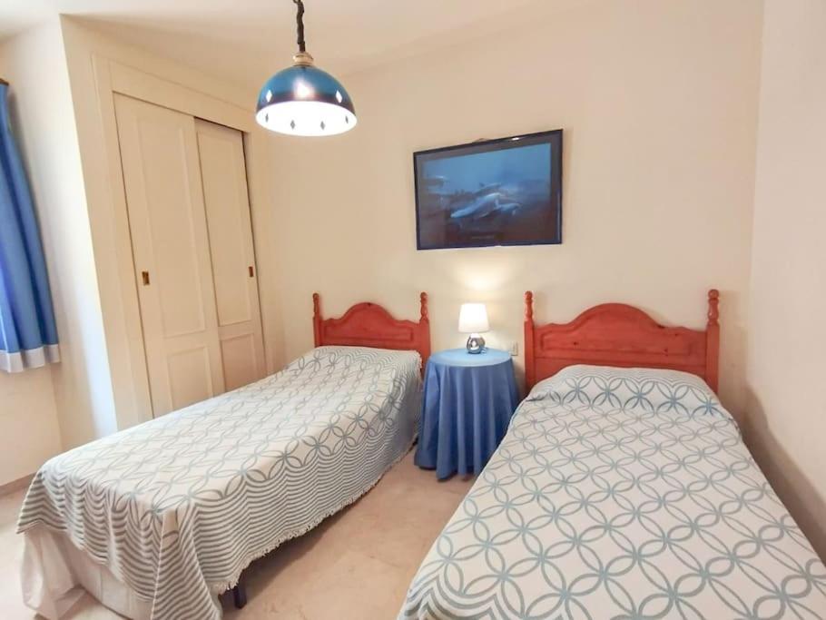 Spacious 4 Bedroom With Parking In Town Centre, Nerja Bagian luar foto