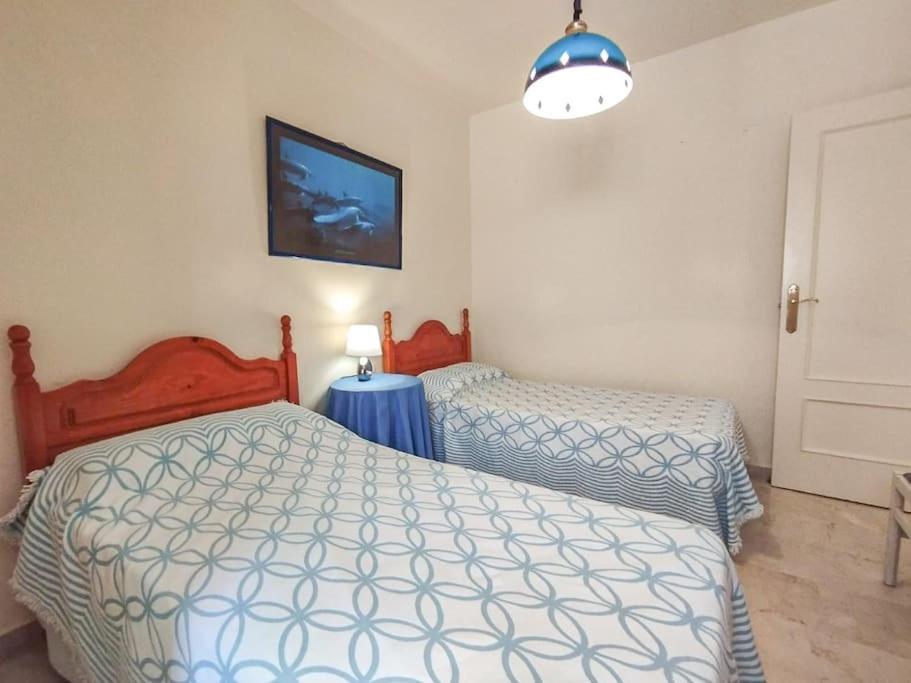 Spacious 4 Bedroom With Parking In Town Centre, Nerja Bagian luar foto