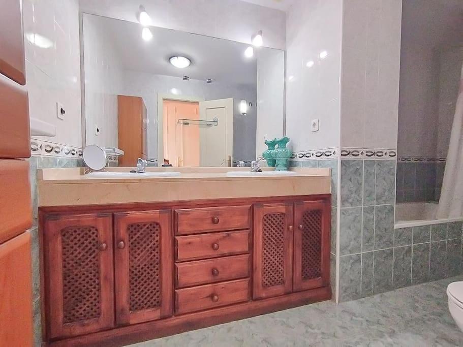 Spacious 4 Bedroom With Parking In Town Centre, Nerja Bagian luar foto